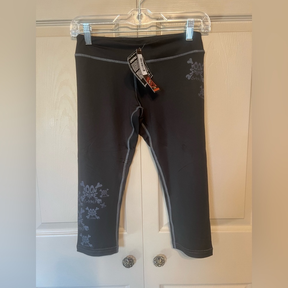 Moonshine Stylish Black Capri Pants